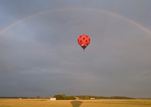 Arc-en-ciel au dessus d'une montgolfière